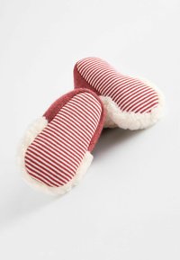 Röd toffel med vit fluffig foder, med ett randigt tygmönster på ovansidan och mjuk textur runt kanterna.