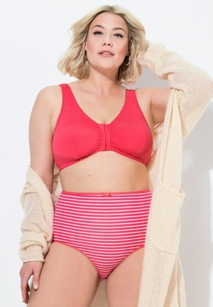 Rode, draadloze bikini-top met een sluiting aan de voorkant, gecombineerd met hooggetailleerde roze en witte gestreepte broekjes. Zachte textuur, geen prints of versieringen.
