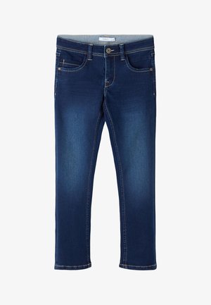 Jeans de ganga azul escuro com um corte slim, apresentando cinco bolsos, fecho de botão e costura em contraste nas costuras.