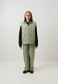 Nike Sportswear ESSENTIAL PANT - Teplákové kalhoty - oil green/black