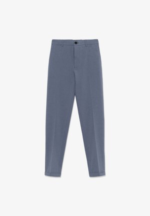 Męskie dopasowane szare spodnie garniturowe z pętelkami na pasek, przednim zapięciem na guziki oraz wyprasowanymi kantami na nogawkach.