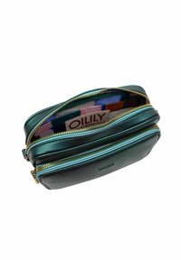 Pochette cosmétique en cuir teal avec des zippers dorés, deux compartiments et un intérieur à motif mettant en avant diverses couleurs. Agrémentée d'une étiquette de marque.