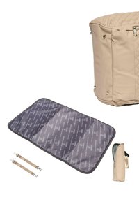 Bolso acolchado beige con cierre metálico, incluye un cambiador gris con patrón, asas marrón y un pequeño estuche beige.