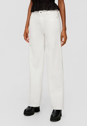 Witte wijde jeans met een hoge taille, gemaakt van denim. Voorzien van voorzakken en subtiele stiksels. Draagt met zwarte platformlaarzen.