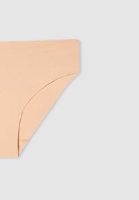 Slip di bikini color pesco, realizzato in materiale liscio e elastico con un design senza cuciture e una copertura moderata, caratterizzato da una vestibilità a vita bassa.