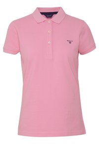 Polo shirt rosa realizzato in cotone. Presenta un colletto classico, una patta con tre bottoni e un piccolo logo ricamato sul lato sinistro del petto.