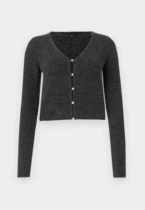 Cardigan côtelé gris foncé à manches longues, décolleté en V et six boutons en perles décoratifs sur le devant. Longueur cropped.
