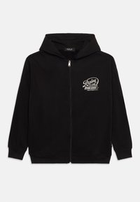 Čierna mikina na zips vyrobená z mäkkej tkaniny. Obsahuje predné vrecko, rebrované manžety a logo na ľavom prsníku. Mikina má podšívku vo vnútri.