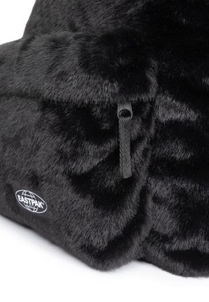 Sort, pelsagtig Eastpak-rygsæk lomme med synlig lynlås og stoftræktab på hvid baggrund.