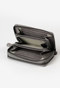 Grijze ritstas met meerdere kaartsleuven en compartimenten, met een zachte textuur en contrasterende stiknaden.