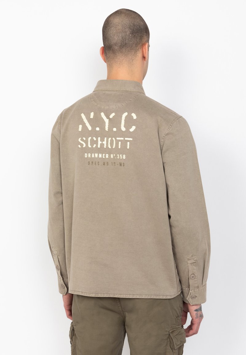 Khaki bawełniana koszula z długim rękawem i guzikami na mankietach, z białym nadrukiem na plecach, w tym tekstem "NYC" i "SCHOTT".