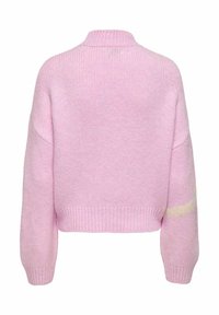 Pull en tricot rose avec un design court, poignets et ourlet côtelés, présentant une fine rayure crème au dos. Texture douce et coupe décontractée.