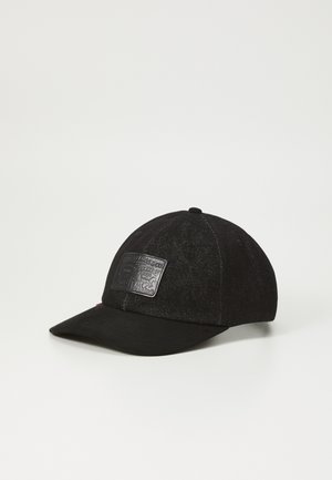 Boné preto com aba curva, apresentando um tecido texturizado, um emblema preto brilhante na frente e detalhes costurados nos painéis.