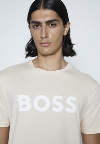BOSS THINKING - Apdrukāts T-krekls - open beige