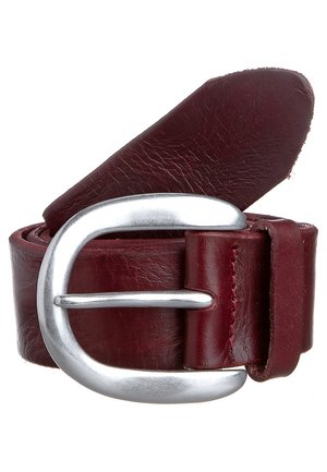 Opgerolde donkerrode leren riem met zichtbare structuur en een grote, glanzende zilverkleurige metalen gesp.