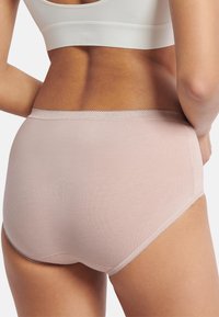 Hellrosa Baumwoll-Hipsterunterwäsche mit glatter Textur, elastischem Bund und zarter Spitze entlang der Kanten.