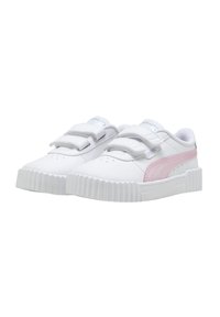 Zapatillas de cuero blanco con tiras de velcro, acentos en rosa, área de los dedos perforada, suela de goma texturizada y forma redondeada.