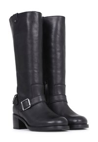 Černé kožené vysoké boty po kolena s nízkými blokovými podpatky a stříbrnými sponami na boku, vystavené vedle sebe na bílém pozadí.