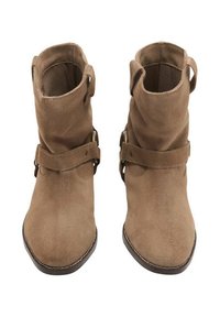 Botas de tobillo de ante marrón con un puño plegado, que presentan un detalle de correa y hebilla. Textura suave y diseño de punta afilada.