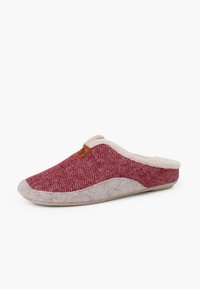 Červené a béžové bačkory s vzorem rybí kostry, měkkou kožešinovou podšívkou, hnědým koženým akcentem a zaoblenou špičkou pro pohodlí.