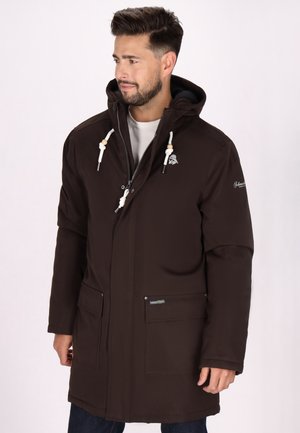 Parka imperméable brun avec capuche, dotée de cordons de serrage beiges, d'une fermeture éclair, de deux poches avant et d'un logo sur la poitrine.