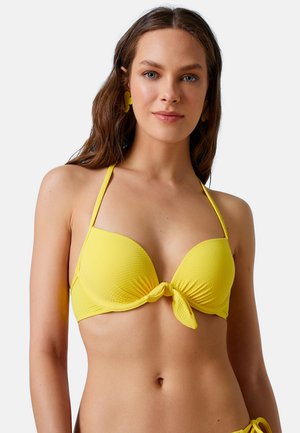 Gul bikini-top med struktureret stof, der har en knyttet frontdetalje og tynde justerbare stropper. Glat, tætsiddende design.