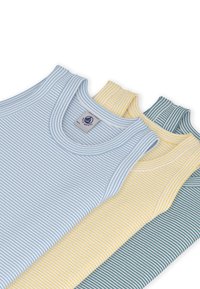 Τρία ριγέ αμάνικα μπλουζάκια σε ανοιχτό μπλε, κίτρινο και τιρκουάζ. Το ύφασμα φαίνεται μαλακό με στρογγυλή λαιμόκοψη και φαρδιές τιράντες στους ώμους.