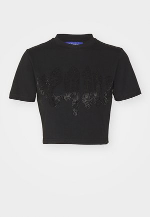 Černé zkrácené tričko s vysokým výstřihem a krátkými rukávy, které má perforovaný design s nápisem "HEAVY" vyrobeným z lesklého materiálu.