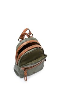 Olijfgroene leren rugzak met bruine leren accenten, meerdere ritscompartimenten, messing studs en een gestructureerde afwerking.