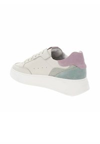 Białe skórzane sneakersy z szarymi, zielonymi i lawendowymi zamszowymi akcentami, okrągłym noskiem, sznurowanym zapięciem i grubą białą gumową podeszwą.