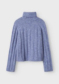 Pull en maille côtelée bleu clair avec un col haut replié et des manches longues, présentant une texture douce et une coupe décontractée.