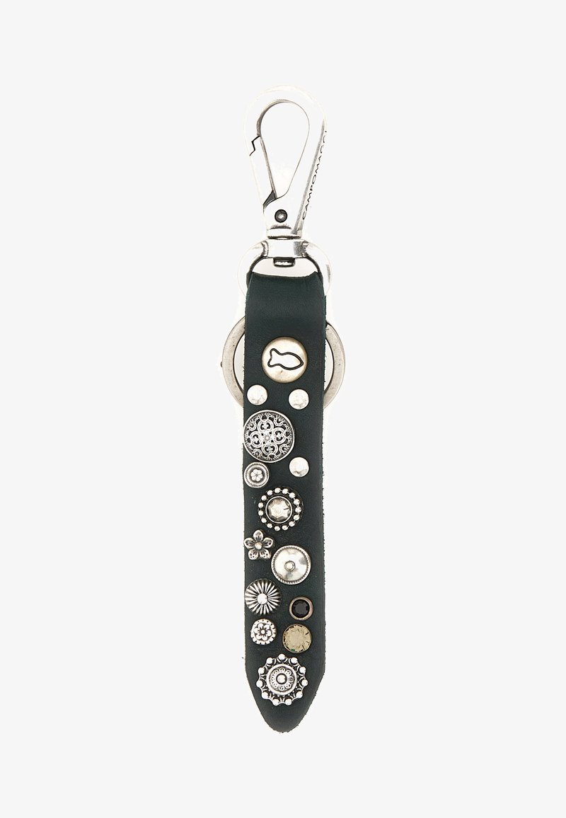 Portachiavi in pelle verde con accessori in argento, caratterizzato da vari chiodi metallici decorativi e dettagli, tra cui un simbolo di pesce e disegni floreali.