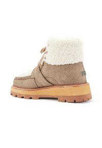 Smeđe nubuk čizme s krznom od umjetne kože, vezanjem sprijeda, podstavljenim uloškom i teksturiranom gumenenom potplatu. Ima metalni detalj sa strane.