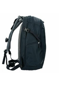 Mochila negra con un diseño estructurado, con almohadillado de malla en las correas, múltiples bolsillos con cremallera y hebillas ajustables.