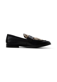 Mocasín plano de cuero negro con un panel superior tejido en beige y negro texturizado y un tacón bajo, mostrado de perfil sobre un fondo blanco.