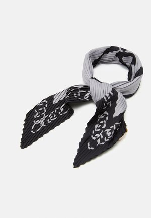 Écharpe plissée noire et grise avec des motifs géométriques, pliée en boucle avec des extrémités pointues sur fond blanc.