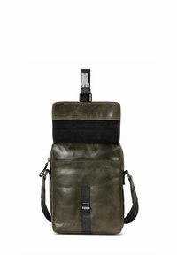 Zielona oliwkowa skórzana torba z czarnym zamszowym klapkiem, prostokątnego kształtu, z przednią kieszenią oraz regulowanym paskiem o różnych długościach.