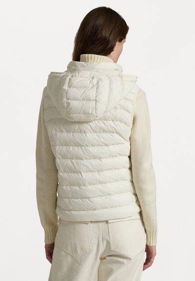 Padded cream farbener ärmelloser Weste mit Kapuze, ausgestattet mit einem gesteppten Muster, elastischem Saum und Strickärmel. Minimalistisches Design, glatte Textur.