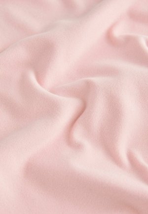 Svetloružová tkanina s jemnou, hladkou textúrou a jemným leskom, ktorá vykazuje jemné záhyby a vrásky po celom povrchu.