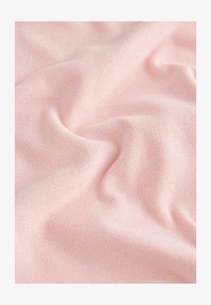 Svetloružová tkanina s jemnou, hladkou textúrou a jemným leskom, ktorá vykazuje jemné záhyby a vrásky po celom povrchu.