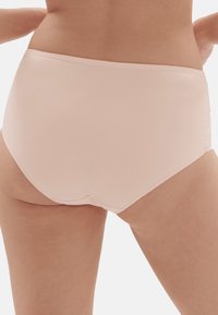 Mutande a vita alta in un delicato color rosa, in tessuto morbido con un design senza cuciture, caratterizzate da dettagli di cucitura sottili sui lati.