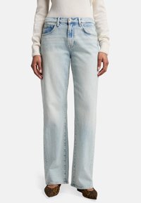 Jeans azzurro chiaro a vita alta con vestibilità dritta, caratterizzati da un leggero sbiadimento, design classico a cinque tasche e dettagli in metallo dorato.