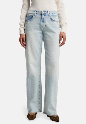 Lichtblauwe hoge taille jeans met een rechte pijp, voorzien van subtiele vervaging, klassiek vijfzakken ontwerp en gouden hardware accenten.