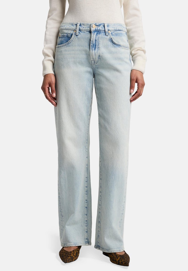 Jeans azzurro chiaro a vita alta con vestibilità dritta, caratterizzati da un leggero sbiadimento, design classico a cinque tasche e dettagli in metallo dorato.