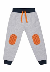 Graue Sweatpants mit einem elastischen marineblauen Bund, orangefarbenem Kordelzug und strukturierten orangen Kniepatches mit einem Rippmuster.