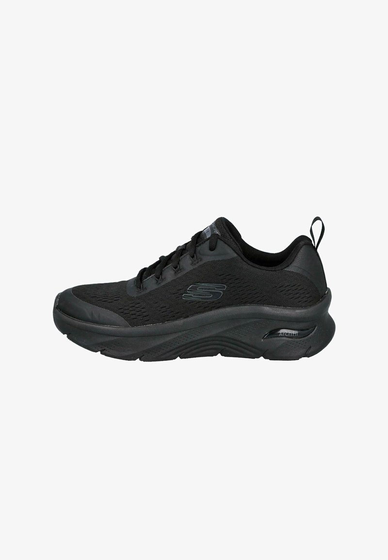 Zapatilla deportiva negra con parte superior de malla, media suela acolchada y suela texturizada. Cuenta con cordones y una lengüeta en el talón para ponérsela fácilmente.