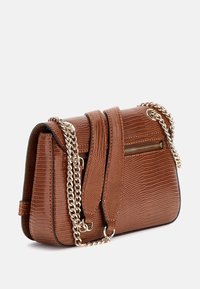 Brun tekstureret læderhåndtaske med en fletkæde-rem, der har en lynlåslomme på siden og en struktureret rektangulær form.