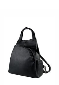 Sac à dos en cuir noir texturé avec poche zippée à l'avant, poigné court et bretelles ajustables sur fond blanc.