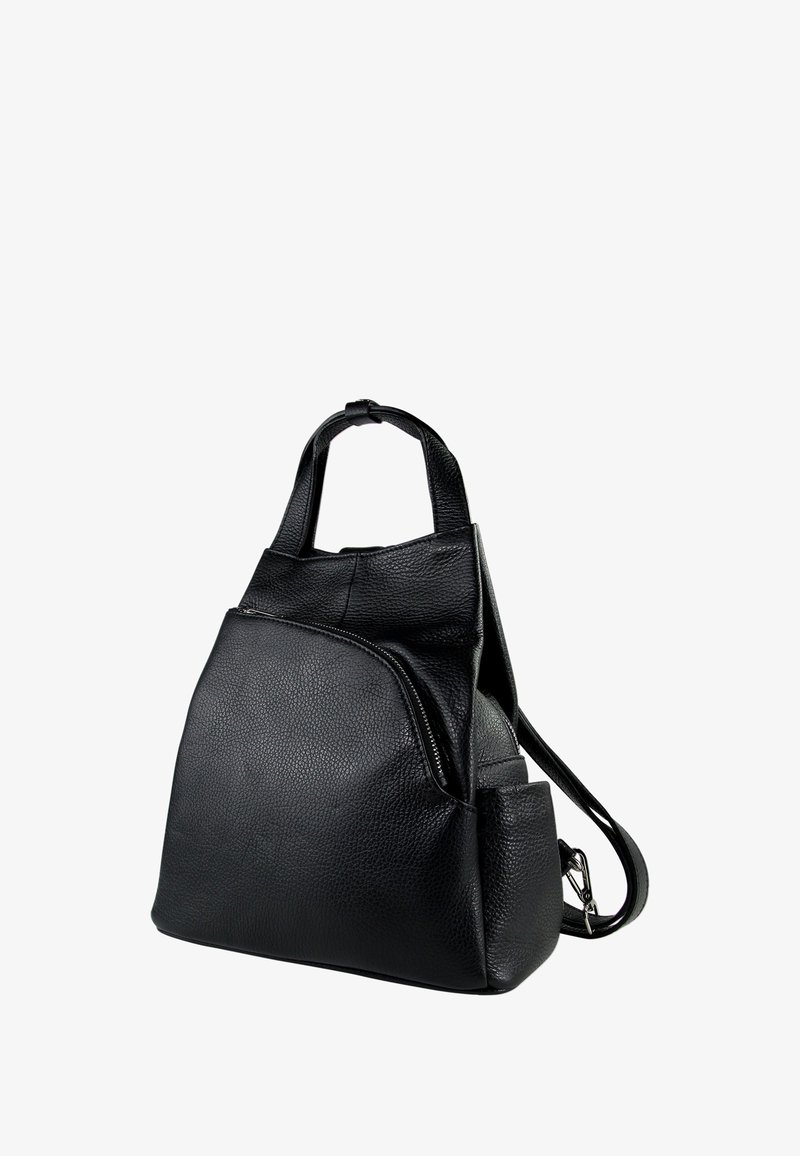 Sac à dos en cuir noir texturé avec poche zippée à l'avant, poigné court et bretelles ajustables sur fond blanc.