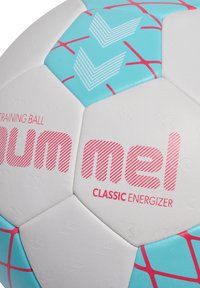 Weißer Trainingsball mit hellblauen und roten Akzenten. Ausgestattet mit hexagonalem Panel-Design, diagonalen Streifen und dem Schriftzug "CLASSIC ENERGIZER" in Pink.